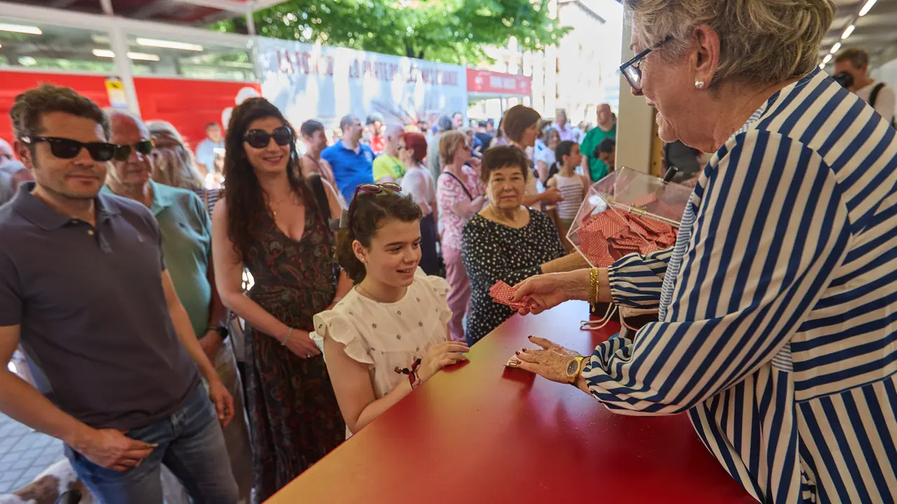 Inauguración de la Tómbola de Cáritas, en el paseo de Sarasate de Pamplona. IÑIGO ALZUGARAY