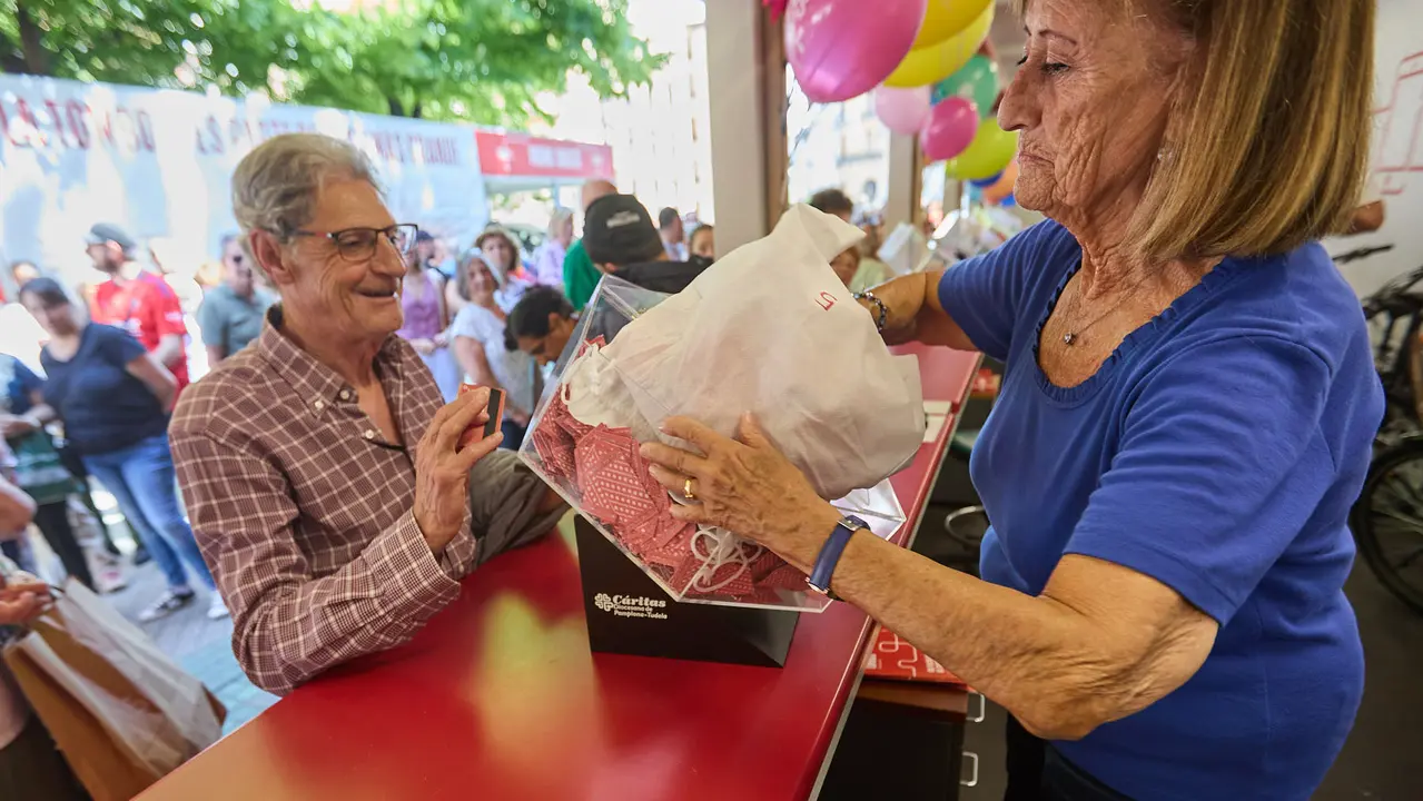 Inauguración de la Tómbola de Cáritas, en el paseo de Sarasate de Pamplona. IÑIGO ALZUGARAY