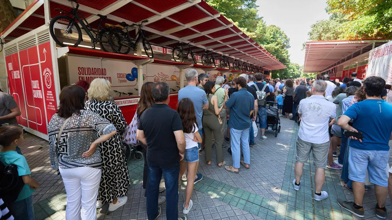 Inauguración de la Tómbola de Cáritas, en el paseo de Sarasate de Pamplona. IÑIGO ALZUGARAY