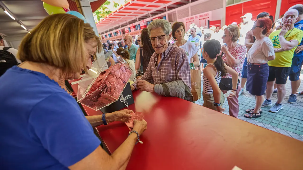 Inauguración de la Tómbola de Cáritas, en el paseo de Sarasate de Pamplona. IÑIGO ALZUGARAY