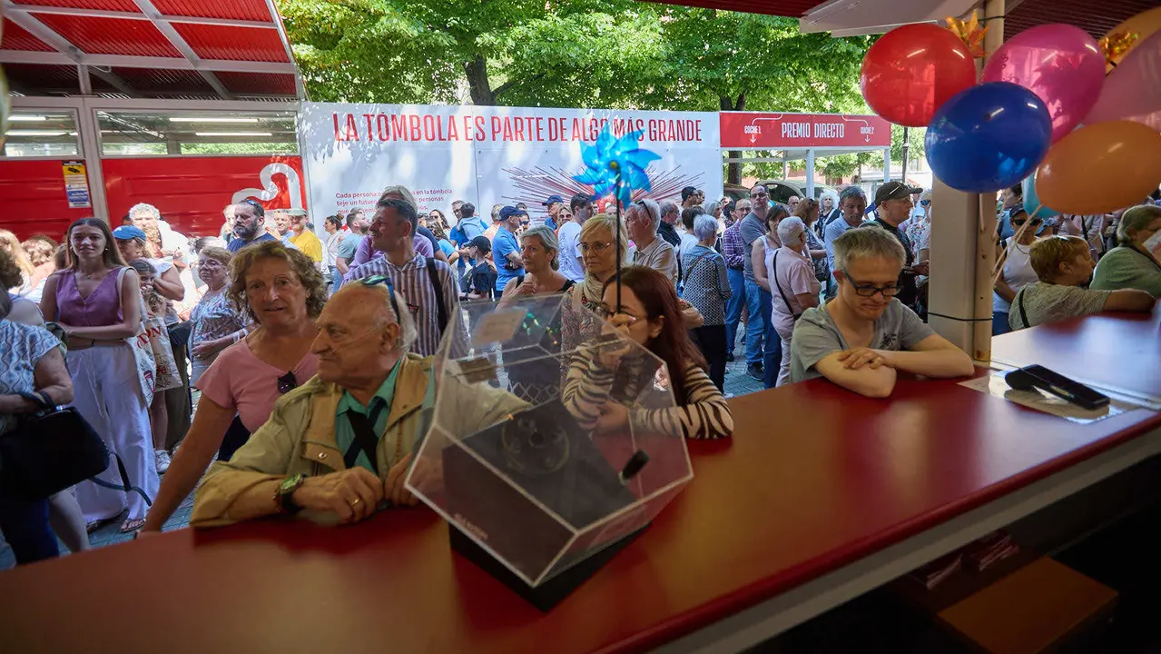 Inauguración de la Tómbola de Cáritas, en el paseo de Sarasate de Pamplona. IÑIGO ALZUGARAY
