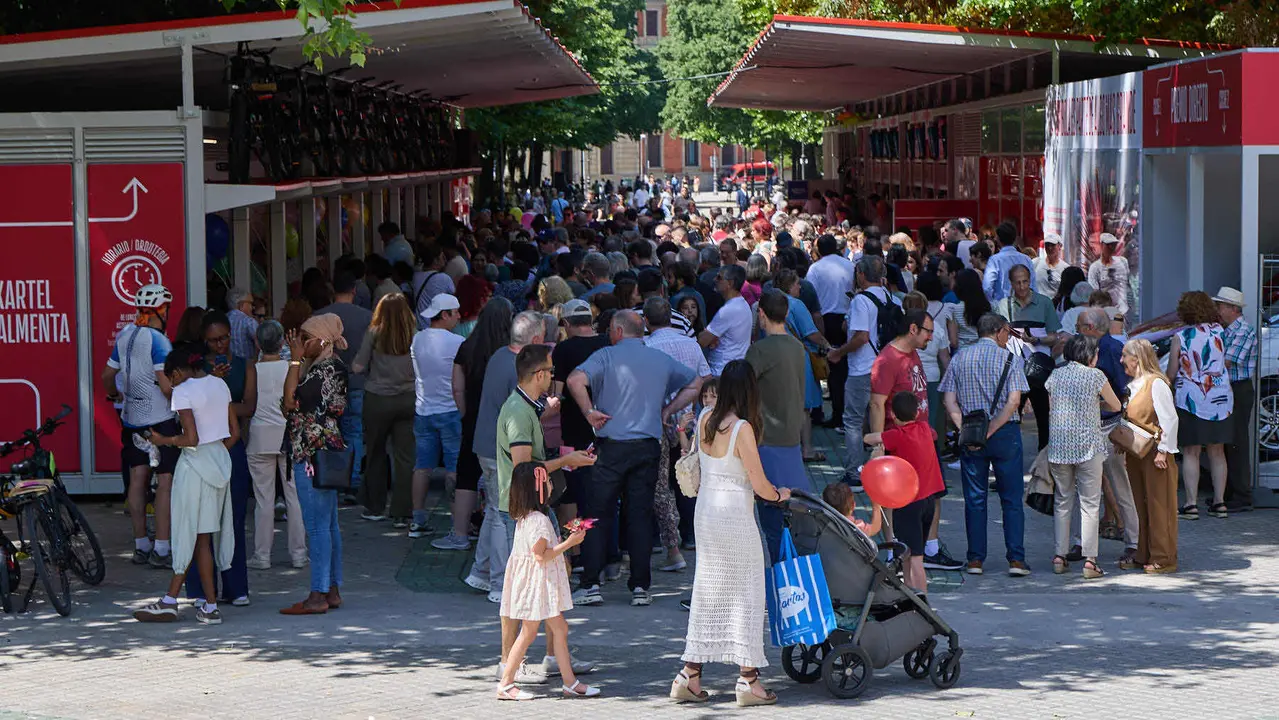 Inauguración de la Tómbola de Cáritas, en el paseo de Sarasate de Pamplona. IÑIGO ALZUGARAY