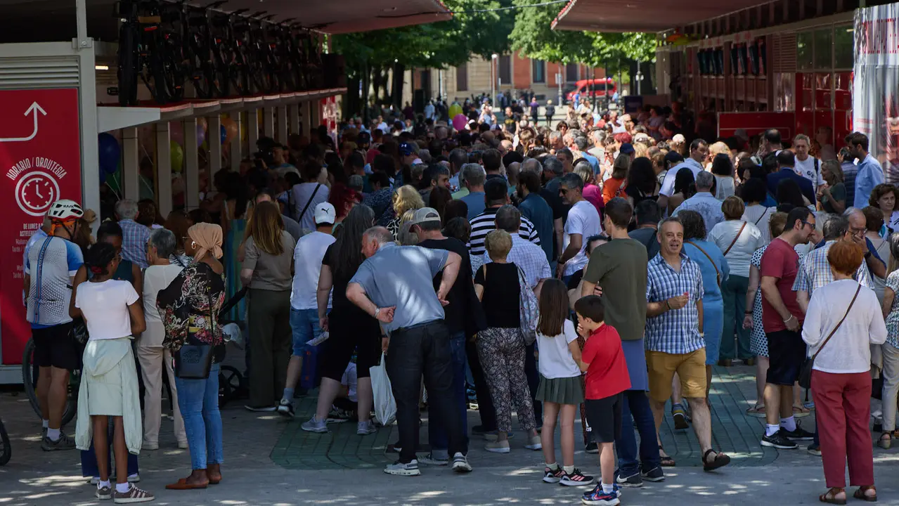 Inauguración de la Tómbola de Cáritas, en el paseo de Sarasate de Pamplona. IÑIGO ALZUGARAY