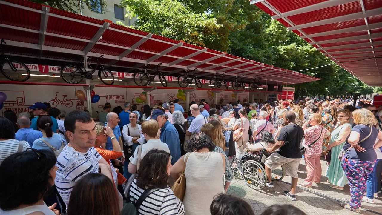 Inauguración de la Tómbola de Cáritas, en el paseo de Sarasate de Pamplona. IÑIGO ALZUGARAY