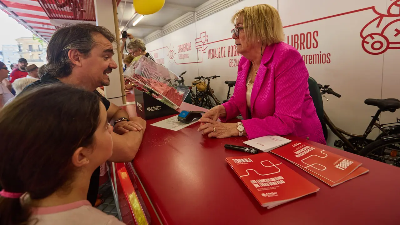 Inauguración de la Tómbola de Cáritas, en el paseo de Sarasate de Pamplona. IÑIGO ALZUGARAY