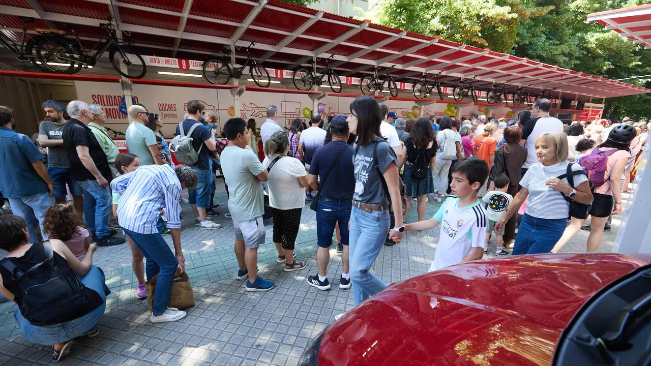 Inauguración de la Tómbola de Cáritas, en el paseo de Sarasate de Pamplona. IÑIGO ALZUGARAY
