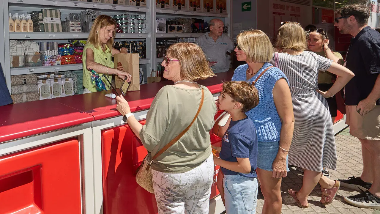 Inauguración de la Tómbola de Cáritas, en el paseo de Sarasate de Pamplona. IÑIGO ALZUGARAY