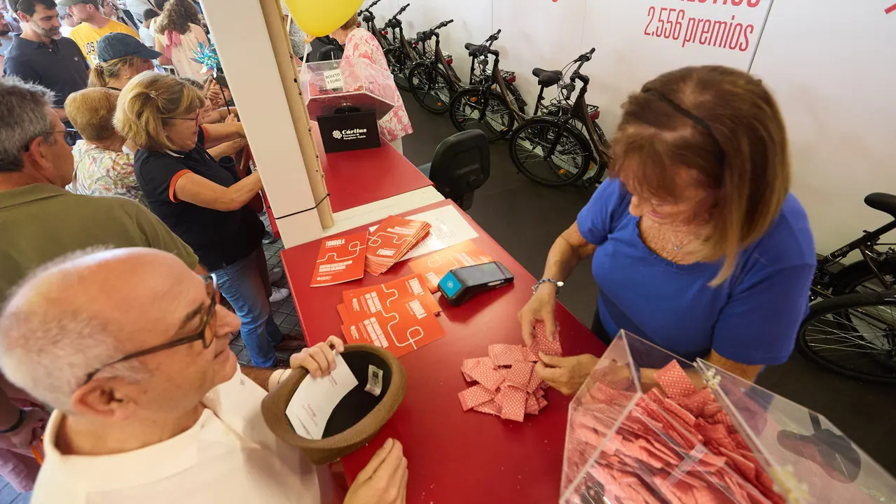 Inauguración de la Tómbola de Cáritas, en el paseo de Sarasate de Pamplona. IÑIGO ALZUGARAY