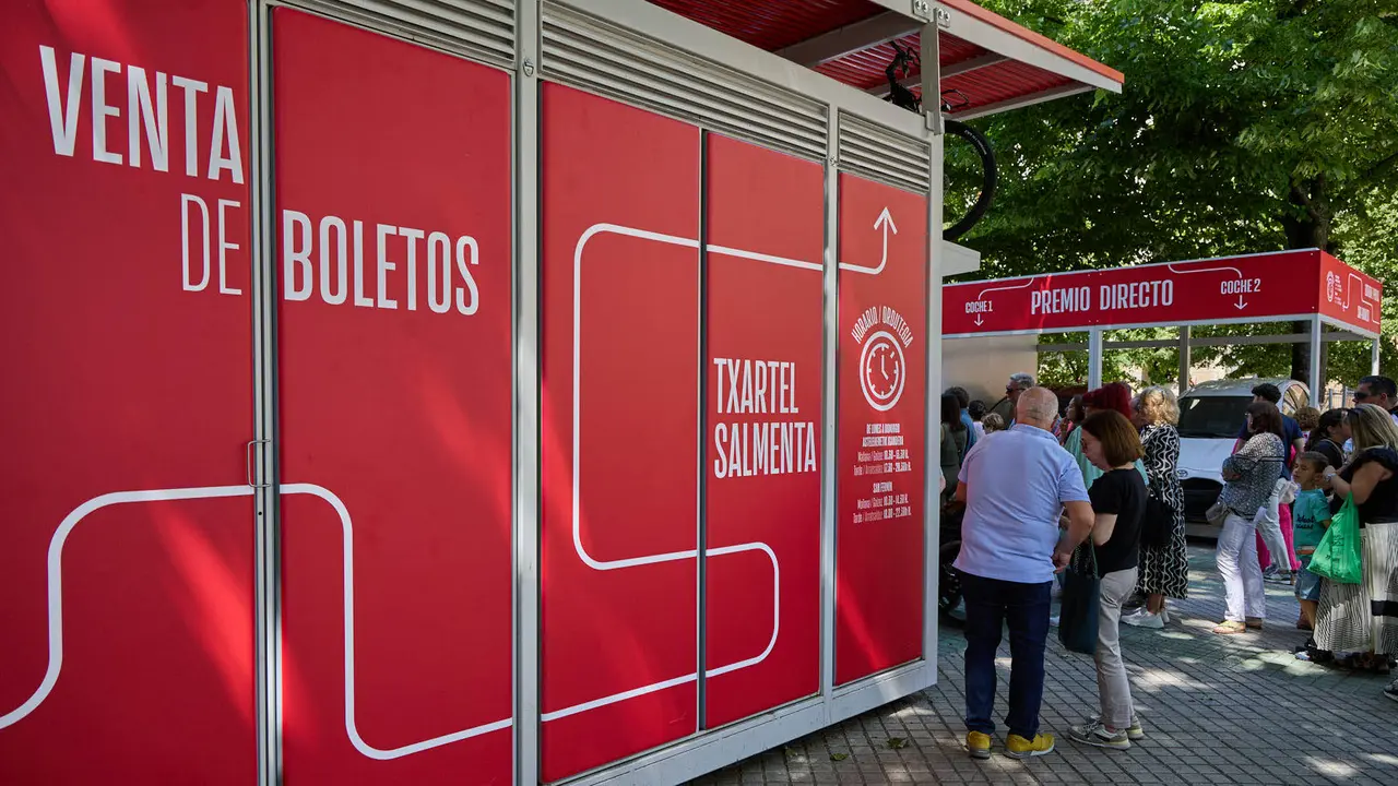 Inauguración de la Tómbola de Cáritas, en el paseo de Sarasate de Pamplona. IÑIGO ALZUGARAY