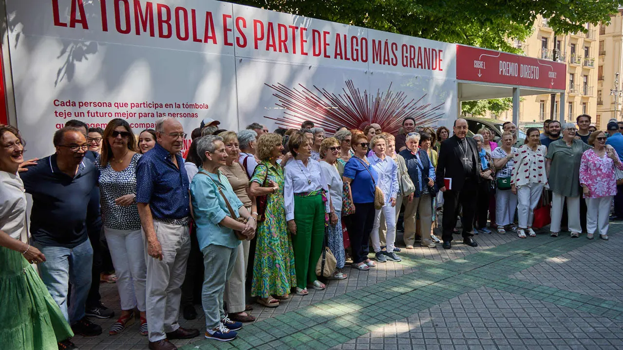 Inauguración de la Tómbola de Cáritas, en el paseo de Sarasate de Pamplona. IÑIGO ALZUGARAY