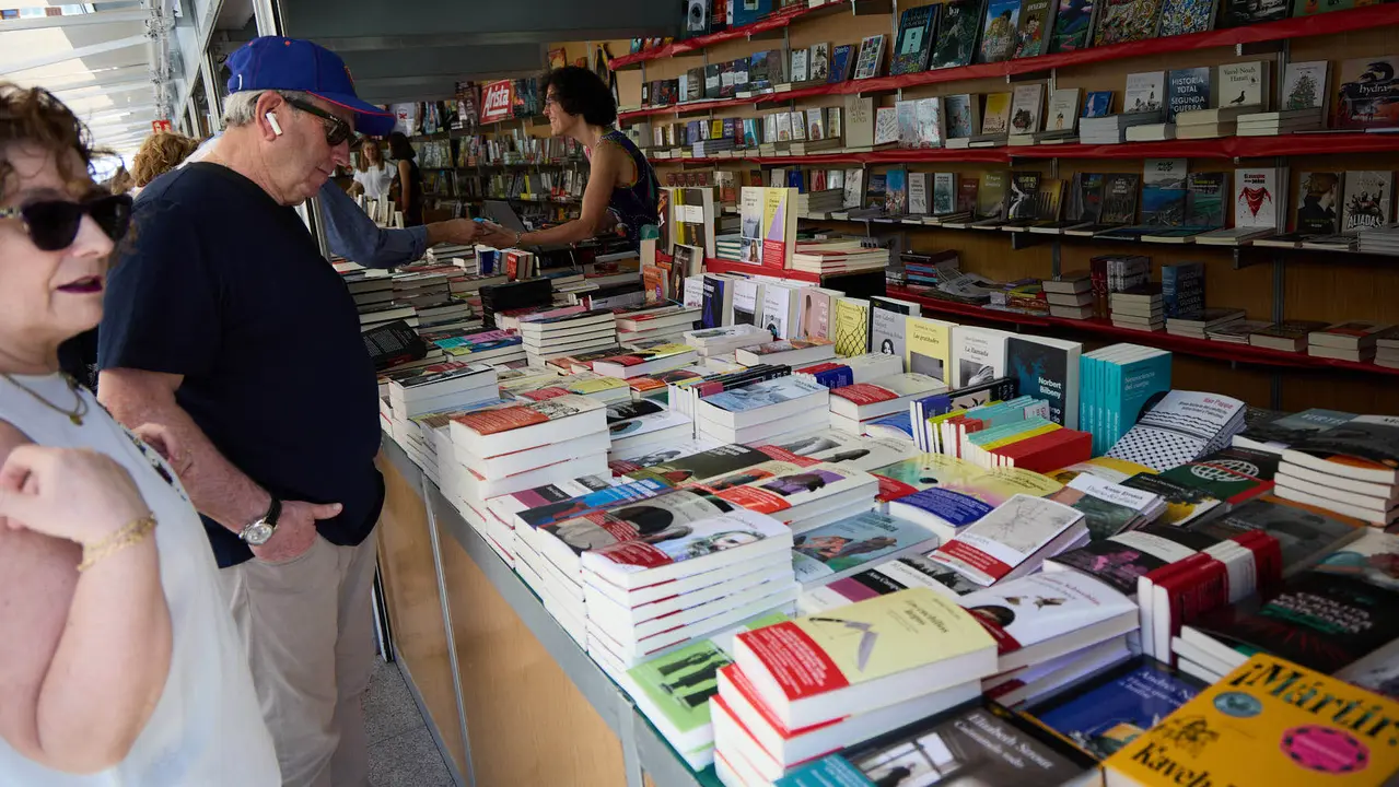 Quinta edición de la Feria del Libro de Navarra, en la plaza del Castillo de Pamplona. IÑIGO ALZUGARAY