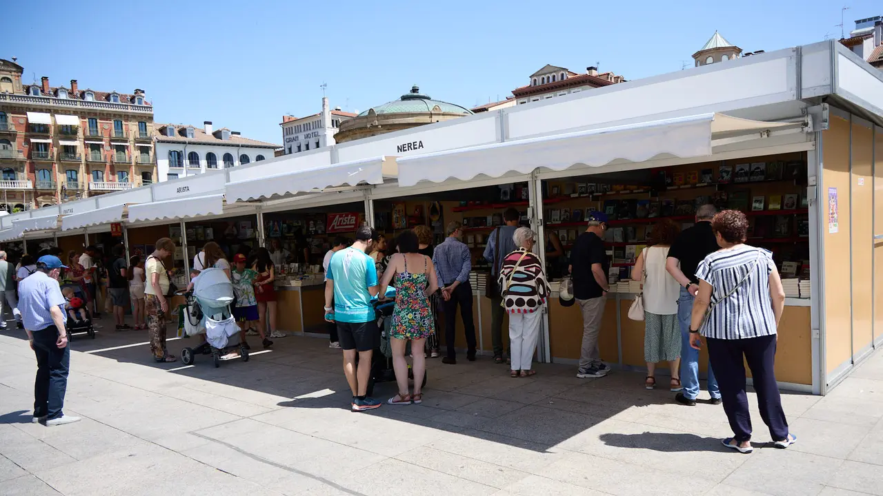 Quinta edición de la Feria del Libro de Navarra, en la plaza del Castillo de Pamplona. IÑIGO ALZUGARAY