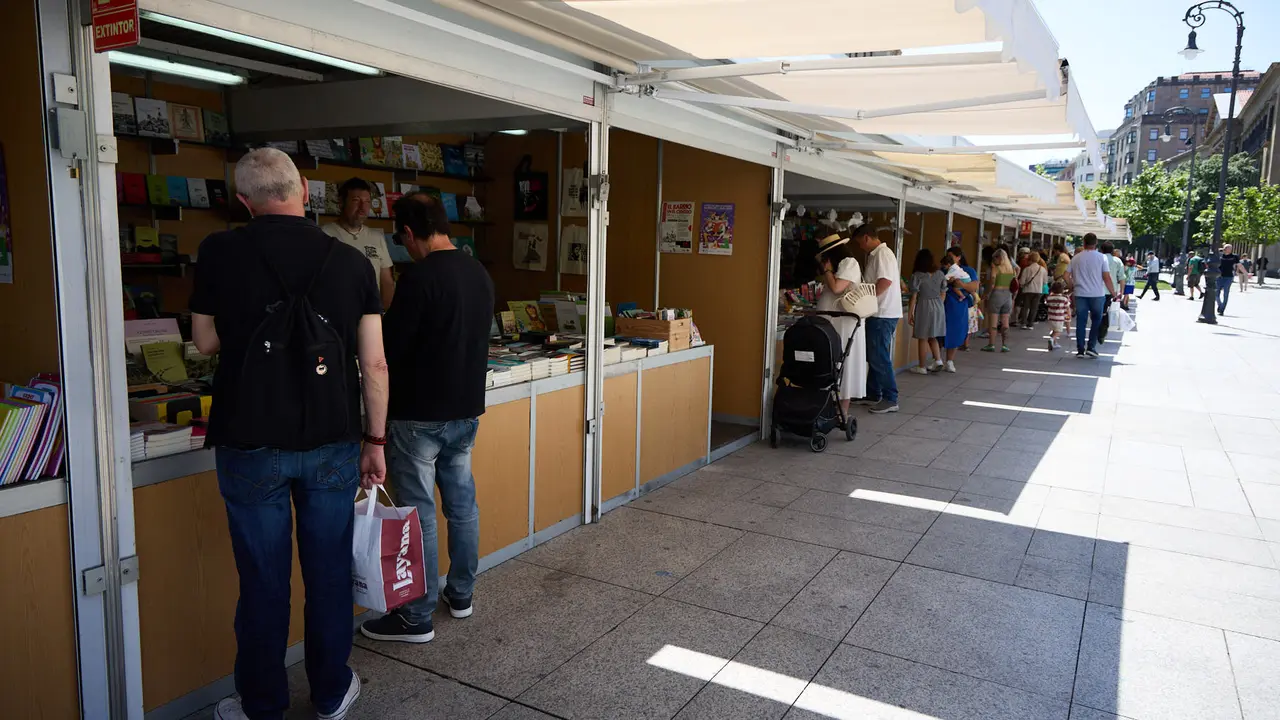 Quinta edición de la Feria del Libro de Navarra, en la plaza del Castillo de Pamplona. IÑIGO ALZUGARAY