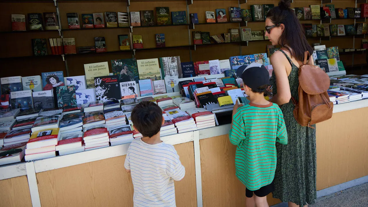 Quinta edición de la Feria del Libro de Navarra, en la plaza del Castillo de Pamplona. IÑIGO ALZUGARAY
