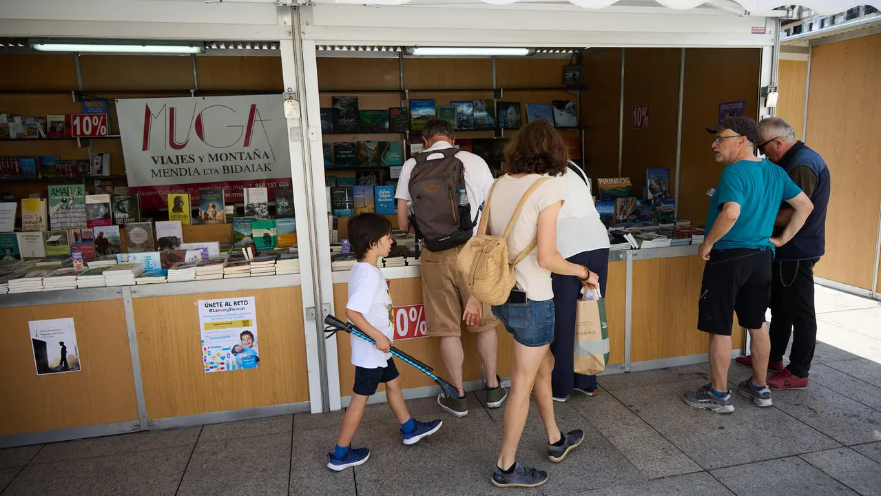 Quinta edición de la Feria del Libro de Navarra, en la plaza del Castillo de Pamplona. IÑIGO ALZUGARAY