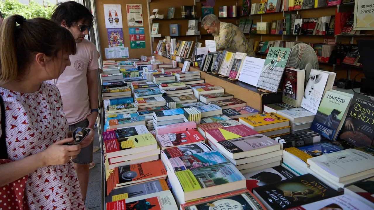 Quinta edición de la Feria del Libro de Navarra, en la plaza del Castillo de Pamplona. IÑIGO ALZUGARAY