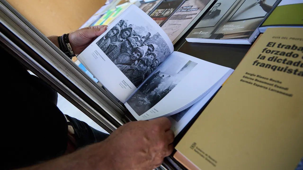 Quinta edición de la Feria del Libro de Navarra, en la plaza del Castillo de Pamplona. IÑIGO ALZUGARAY