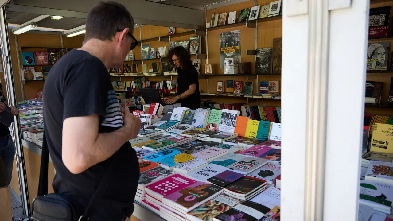 Quinta edición de la Feria del Libro de Navarra, en la plaza del Castillo de Pamplona. IÑIGO ALZUGARAY