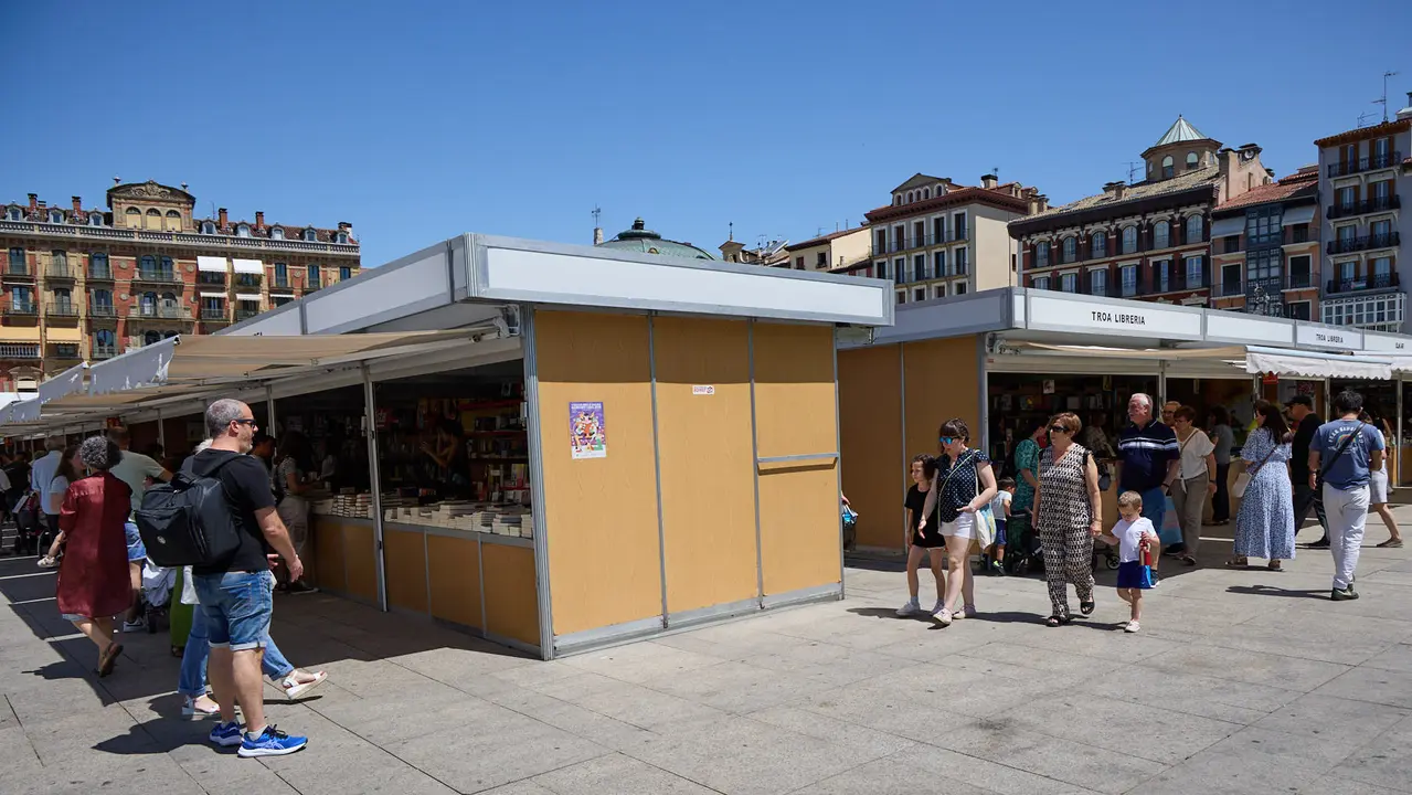 Quinta edición de la Feria del Libro de Navarra, en la plaza del Castillo de Pamplona. IÑIGO ALZUGARAY
