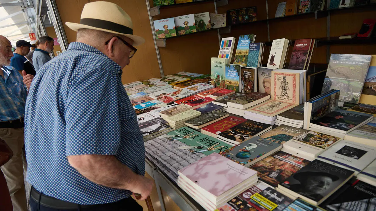 Quinta edición de la Feria del Libro de Navarra, en la plaza del Castillo de Pamplona. IÑIGO ALZUGARAY