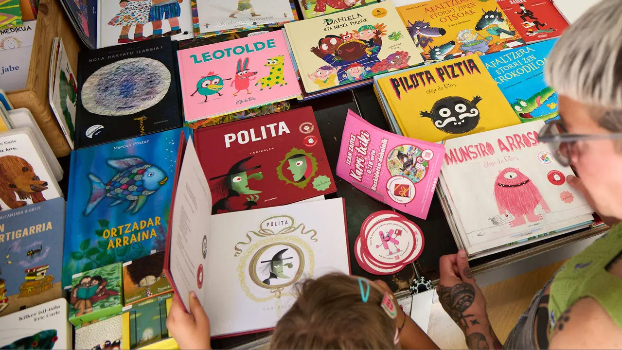 Quinta edición de la Feria del Libro de Navarra, en la plaza del Castillo de Pamplona. IÑIGO ALZUGARAY