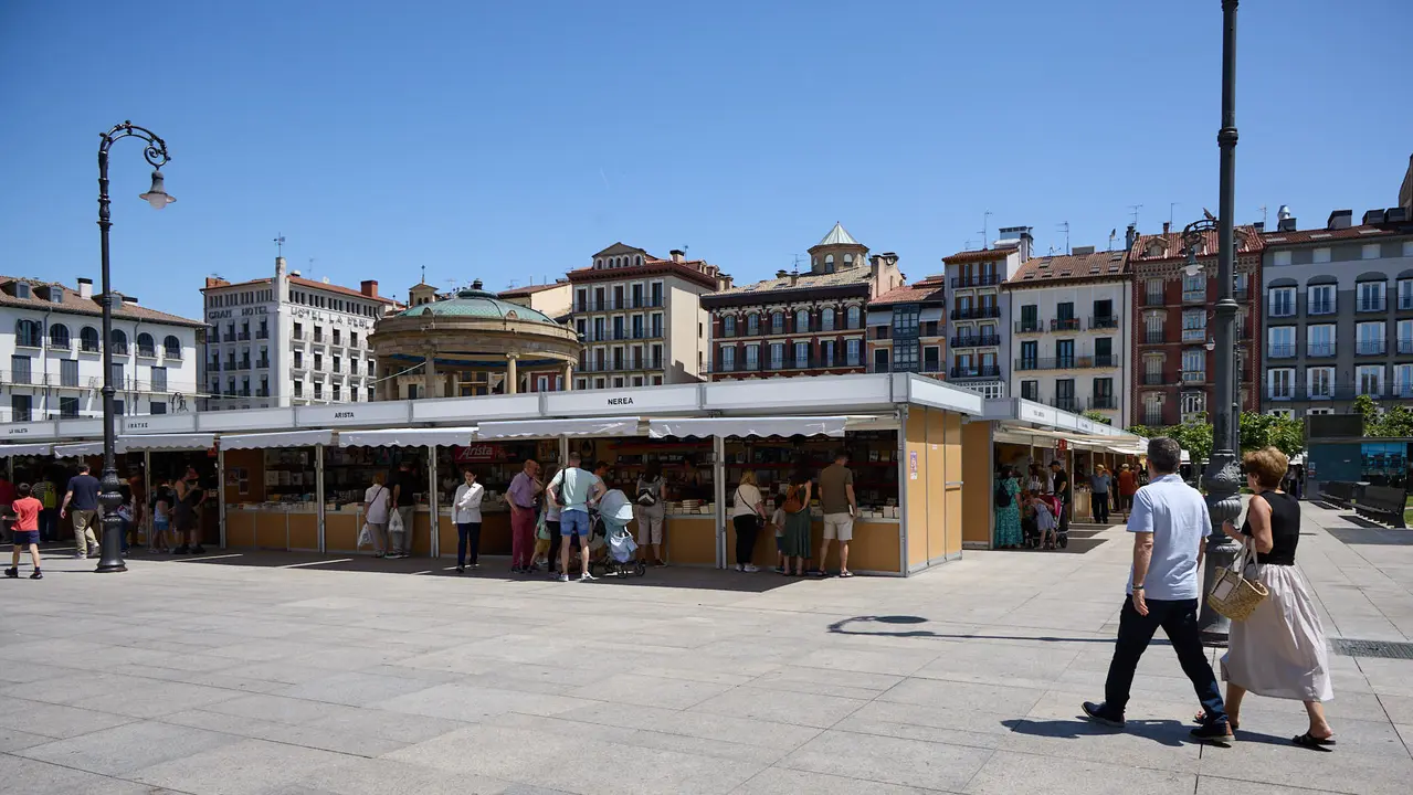 Quinta edición de la Feria del Libro de Navarra, en la plaza del Castillo de Pamplona. IÑIGO ALZUGARAY