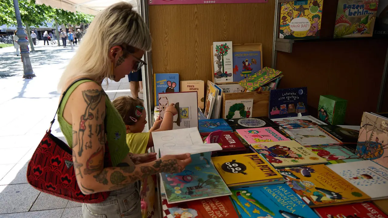 Quinta edición de la Feria del Libro de Navarra, en la plaza del Castillo de Pamplona. IÑIGO ALZUGARAY