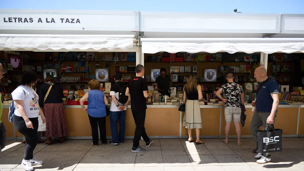 Quinta edición de la Feria del Libro de Navarra, en la plaza del Castillo de Pamplona. IÑIGO ALZUGARAY