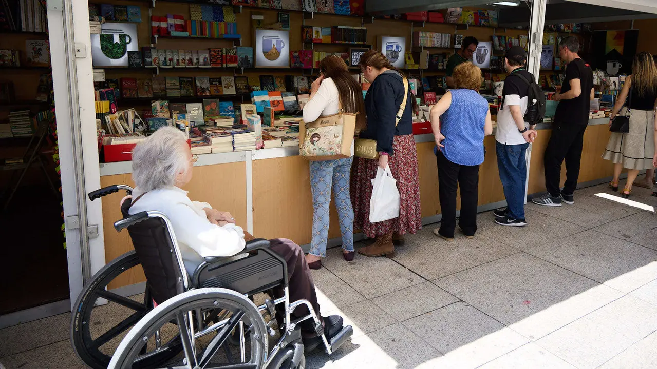 Quinta edición de la Feria del Libro de Navarra, en la plaza del Castillo de Pamplona. IÑIGO ALZUGARAY