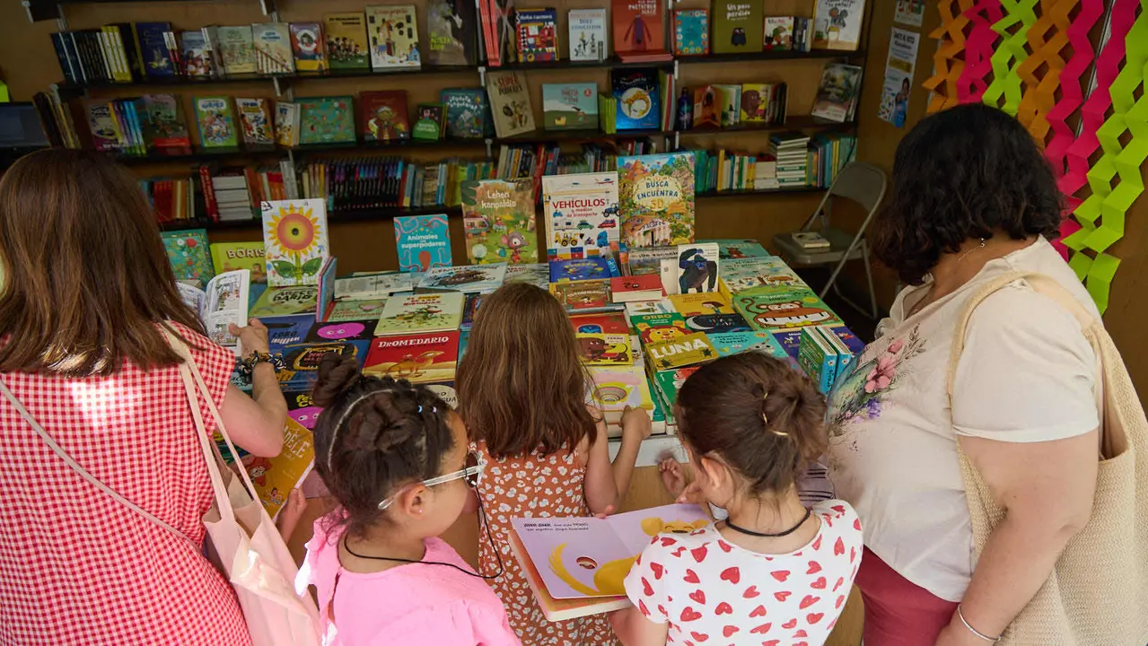 Quinta edición de la Feria del Libro de Navarra, en la plaza del Castillo de Pamplona. IÑIGO ALZUGARAY