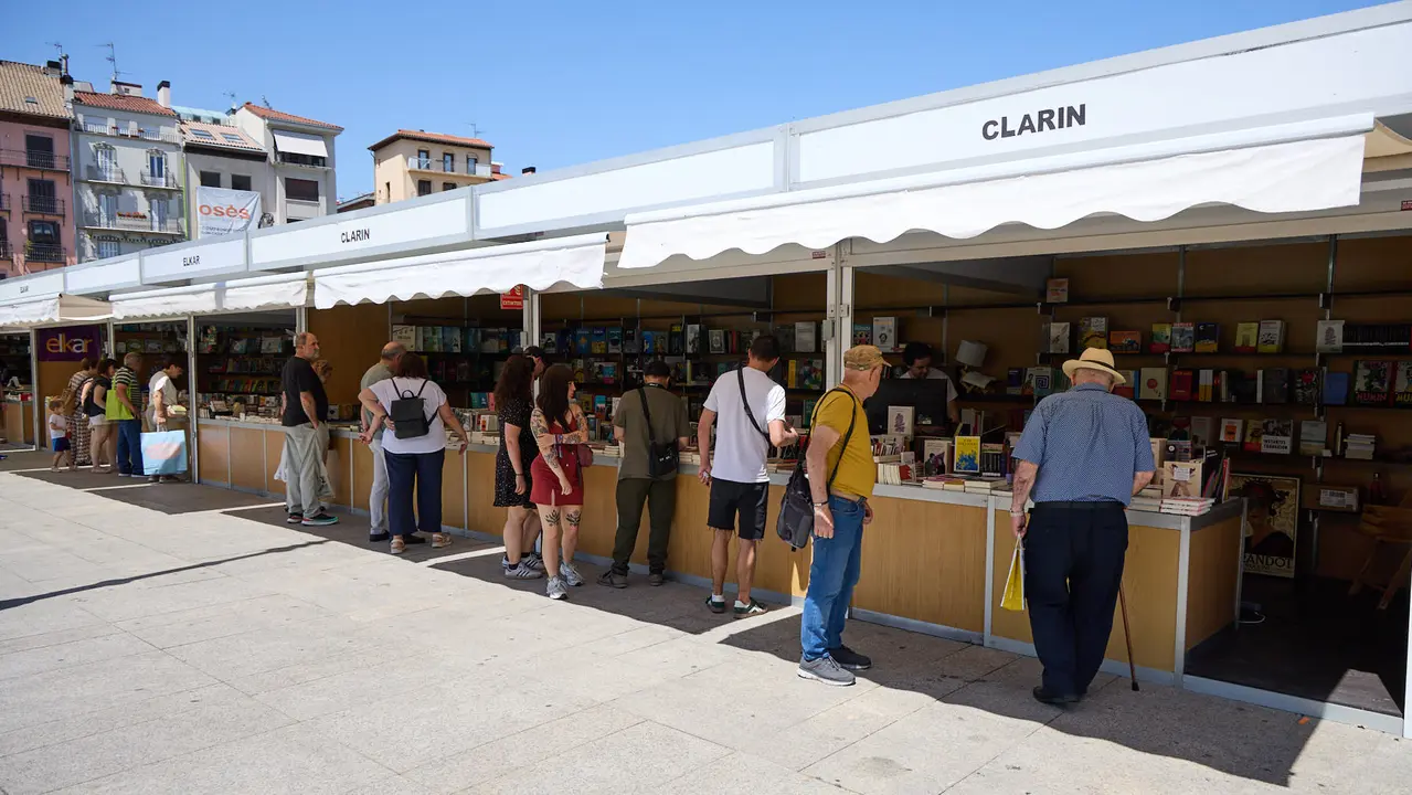 Quinta edición de la Feria del Libro de Navarra, en la plaza del Castillo de Pamplona. IÑIGO ALZUGARAY