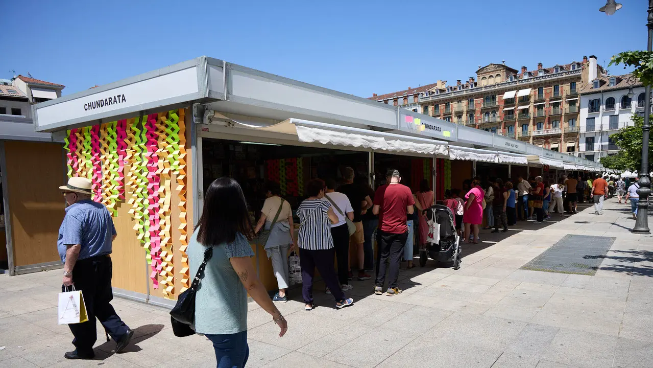 Quinta edición de la Feria del Libro de Navarra, en la plaza del Castillo de Pamplona. IÑIGO ALZUGARAY