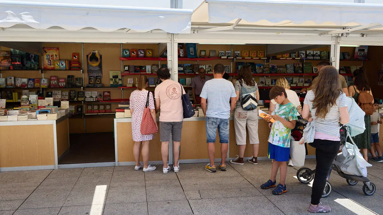 Quinta edición de la Feria del Libro de Navarra, en la plaza del Castillo de Pamplona. IÑIGO ALZUGARAY