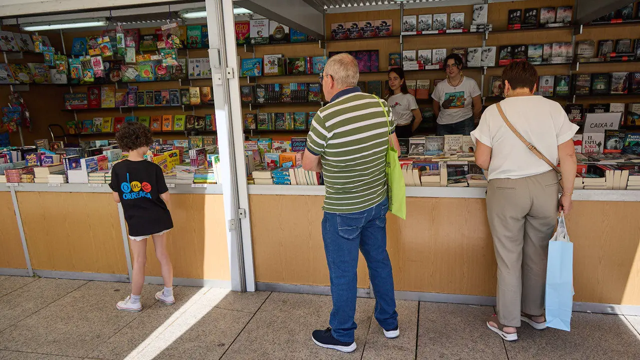 Quinta edición de la Feria del Libro de Navarra, en la plaza del Castillo de Pamplona. IÑIGO ALZUGARAY