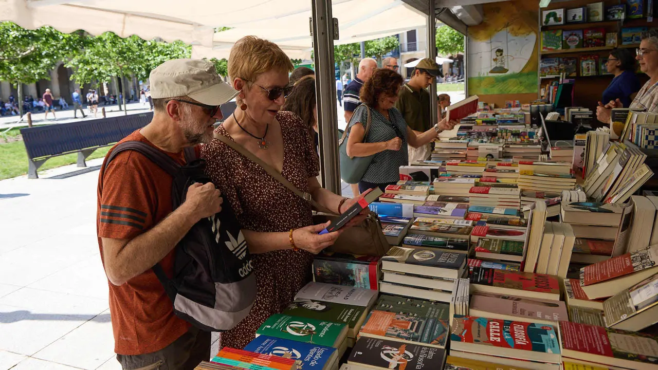Quinta edición de la Feria del Libro de Navarra, en la plaza del Castillo de Pamplona. IÑIGO ALZUGARAY