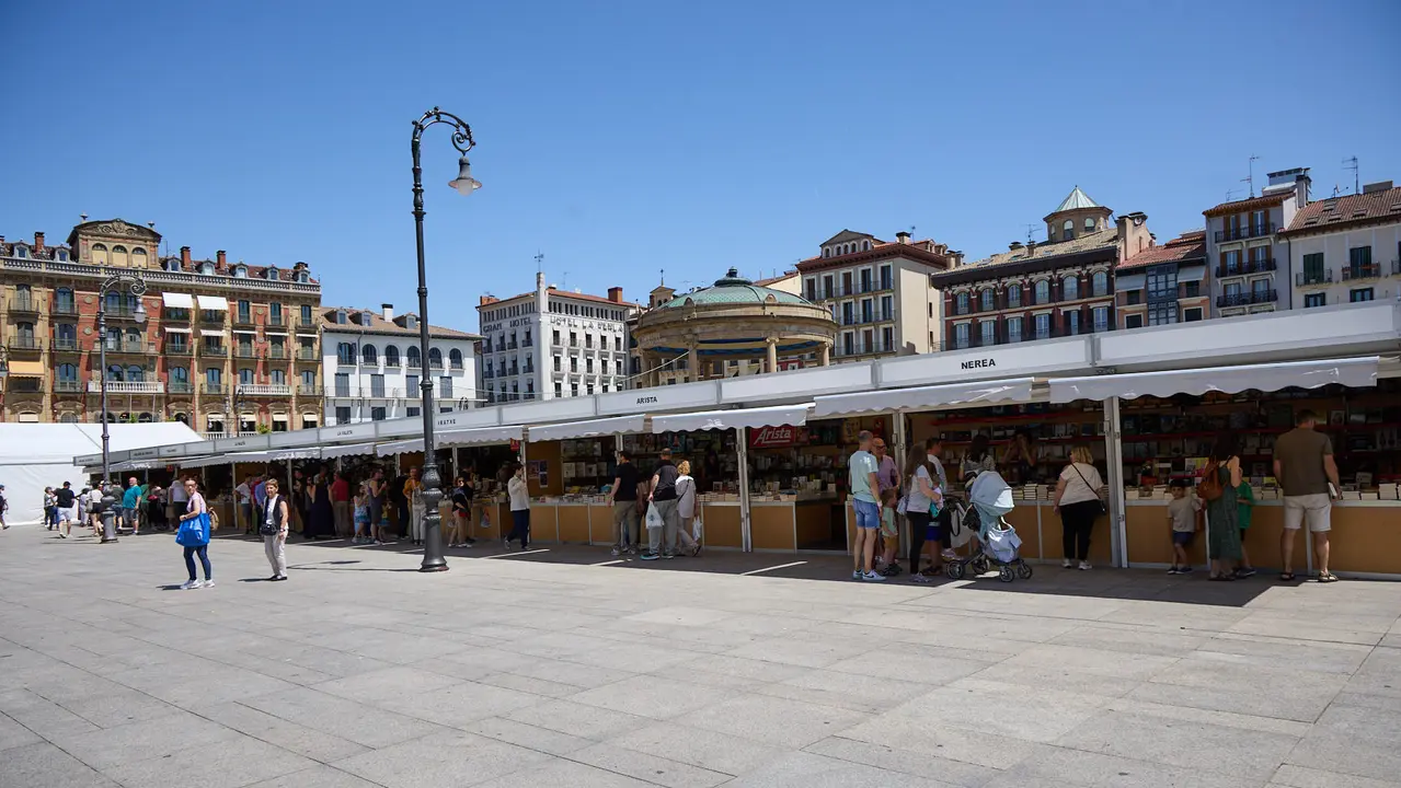 Quinta edición de la Feria del Libro de Navarra, en la plaza del Castillo de Pamplona. IÑIGO ALZUGARAY