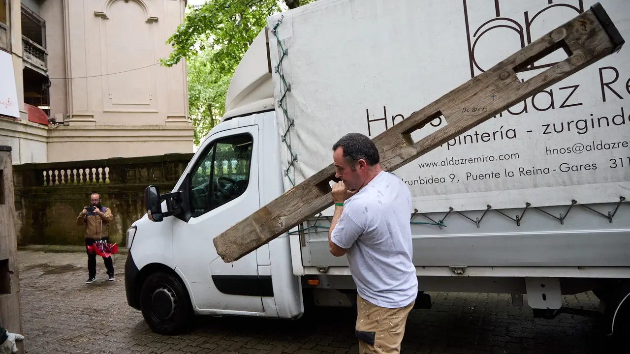 Operarios de la carpintería Hermanos Aldaz Remiro comienzan a instalar el vallado del encierro para los Sanfermines de 2025. IÑIGO ALZUGARAY