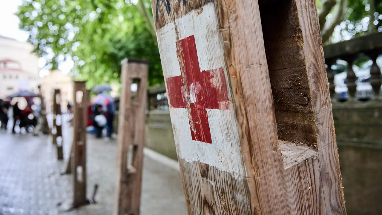 Operarios de la carpintería Hermanos Aldaz Remiro comienzan a instalar el vallado del encierro para los Sanfermines de 2025. IÑIGO ALZUGARAY