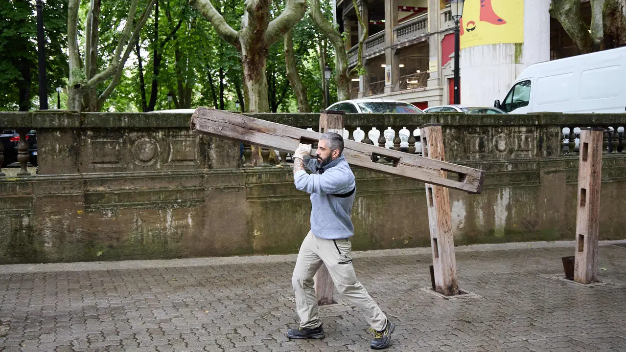 Operarios de la carpintería Hermanos Aldaz Remiro comienzan a instalar el vallado del encierro para los Sanfermines de 2025. IÑIGO ALZUGARAY