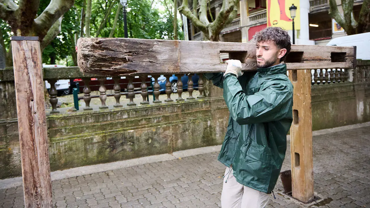 Operarios de la carpintería Hermanos Aldaz Remiro comienzan a instalar el vallado del encierro para los Sanfermines de 2025. IÑIGO ALZUGARAY