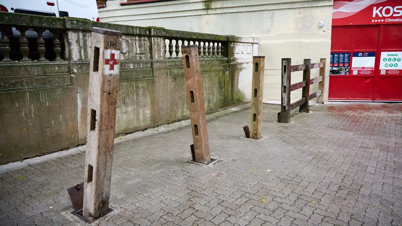 Operarios de la carpintería Hermanos Aldaz Remiro comienzan a instalar el vallado del encierro para los Sanfermines de 2025. IÑIGO ALZUGARAY