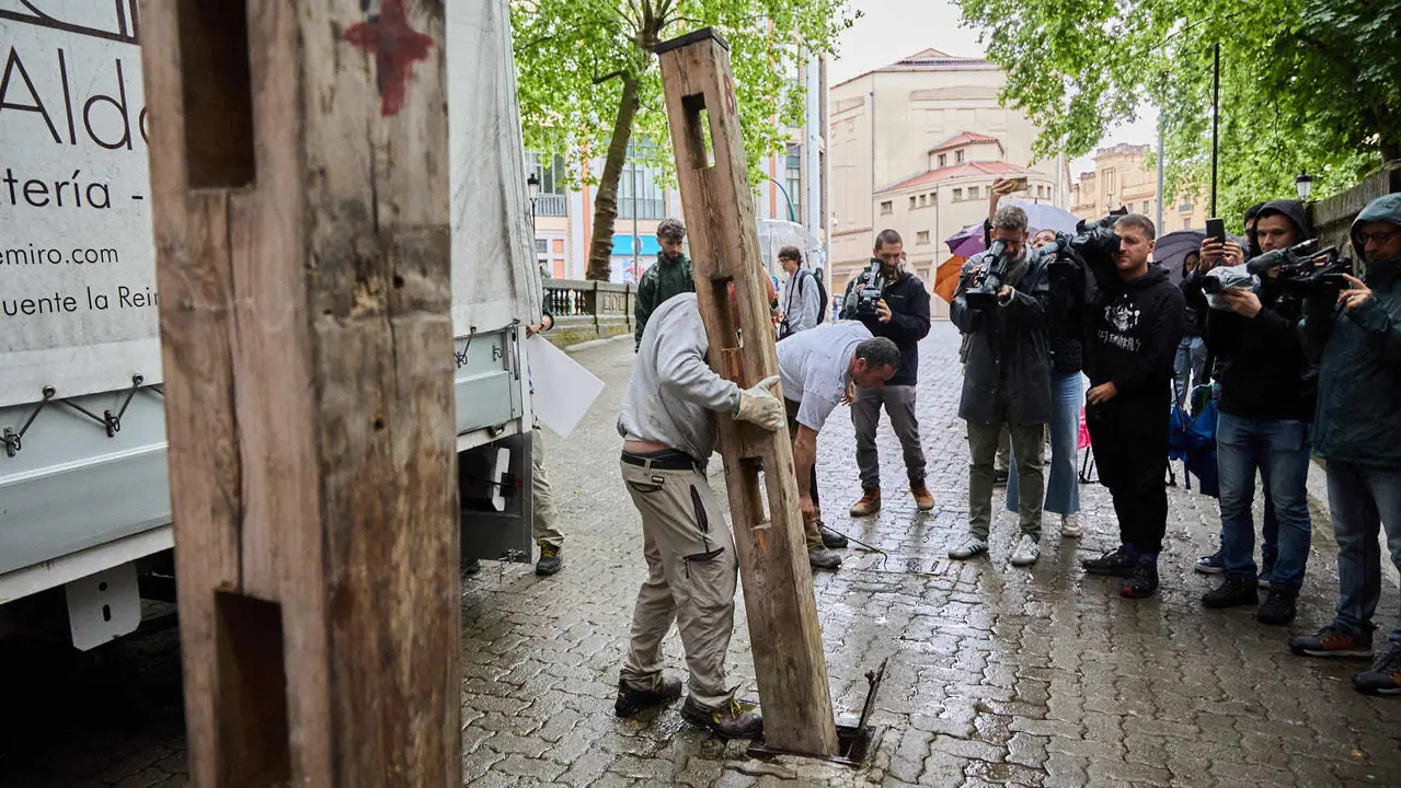 Operarios de la carpintería Hermanos Aldaz Remiro comienzan a instalar el vallado del encierro para los Sanfermines de 2025. IÑIGO ALZUGARAY