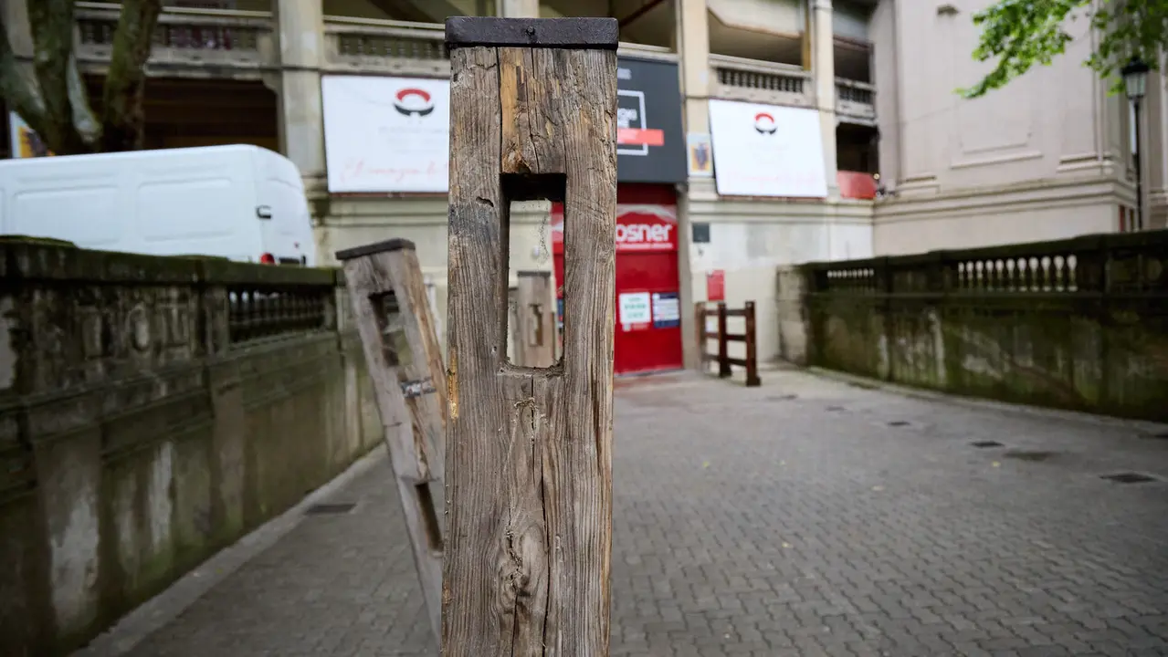 Operarios de la carpintería Hermanos Aldaz Remiro comienzan a instalar el vallado del encierro para los Sanfermines de 2025. IÑIGO ALZUGARAY