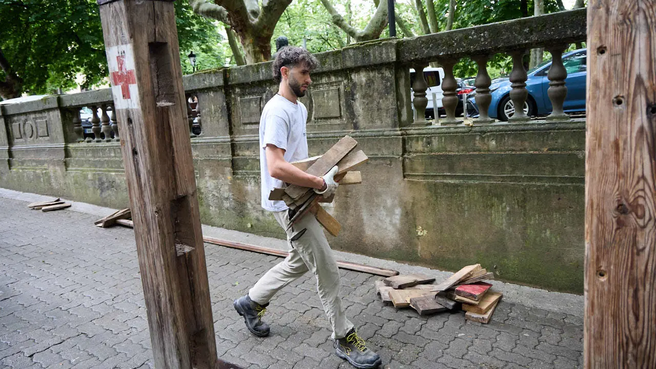 Operarios de la carpintería Hermanos Aldaz Remiro comienzan a instalar el vallado del encierro para los Sanfermines de 2025. IÑIGO ALZUGARAY