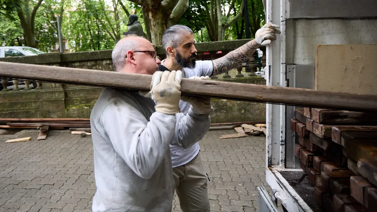 Operarios de la carpintería Hermanos Aldaz Remiro comienzan a instalar el vallado del encierro para los Sanfermines de 2025. IÑIGO ALZUGARAY