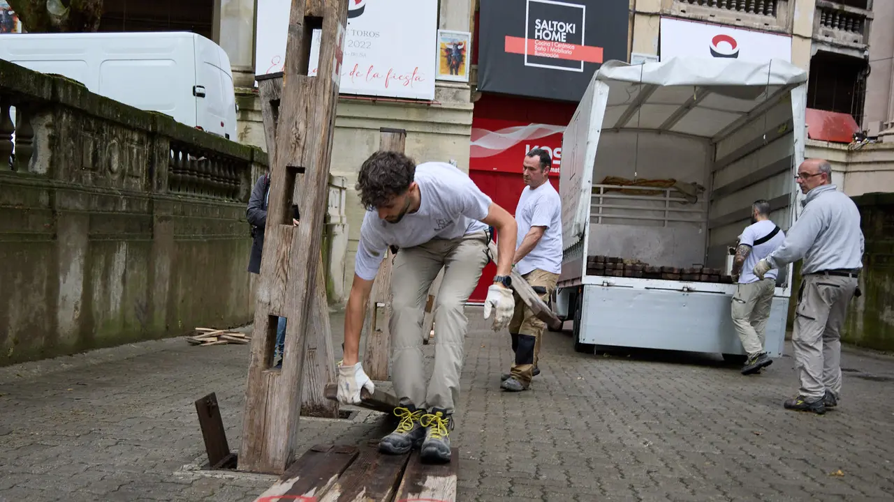 Operarios de la carpintería Hermanos Aldaz Remiro comienzan a instalar el vallado del encierro para los Sanfermines de 2025. IÑIGO ALZUGARAY