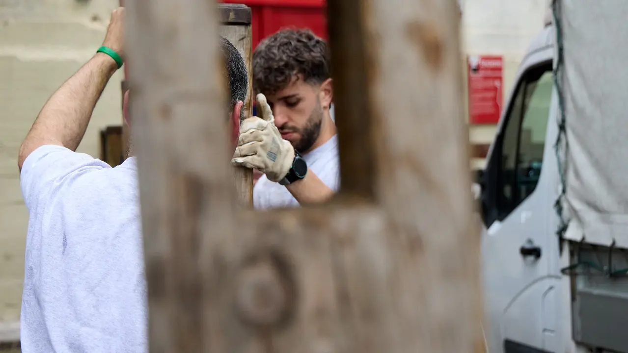 Operarios de la carpintería Hermanos Aldaz Remiro comienzan a instalar el vallado del encierro para los Sanfermines de 2025. IÑIGO ALZUGARAY