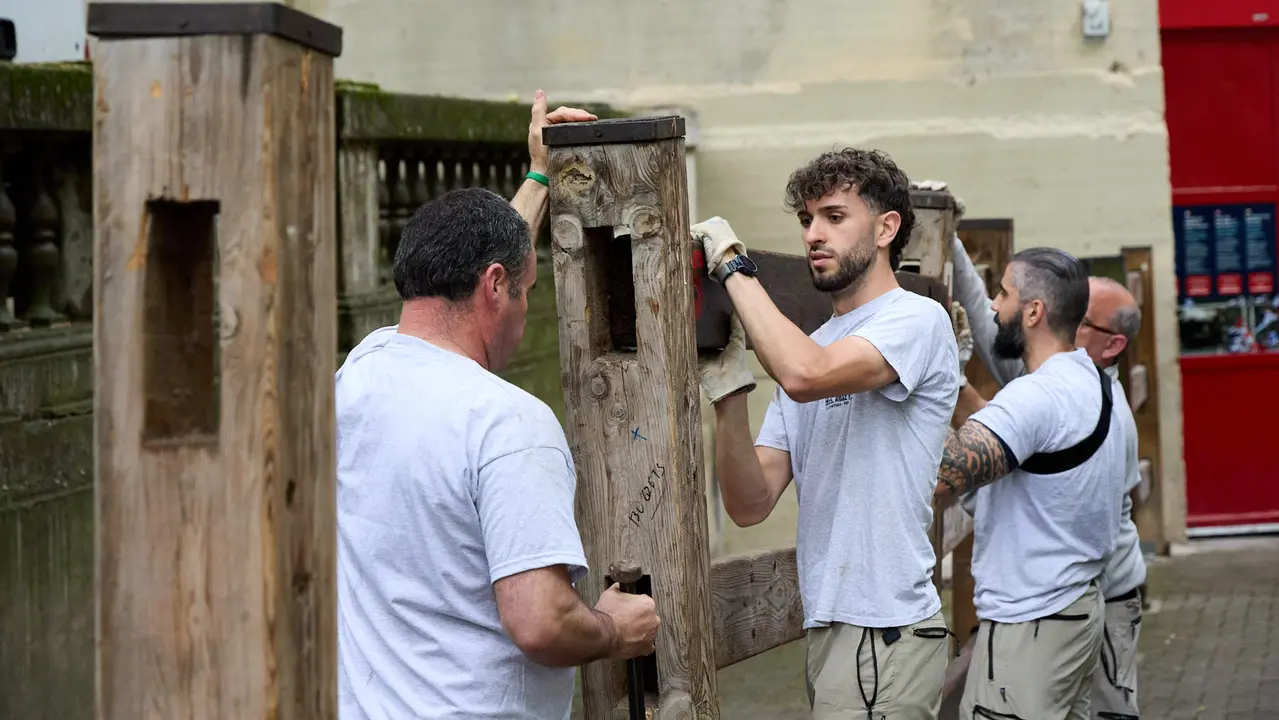 Operarios de la carpintería Hermanos Aldaz Remiro comienzan a instalar el vallado del encierro para los Sanfermines de 2025. IÑIGO ALZUGARAY