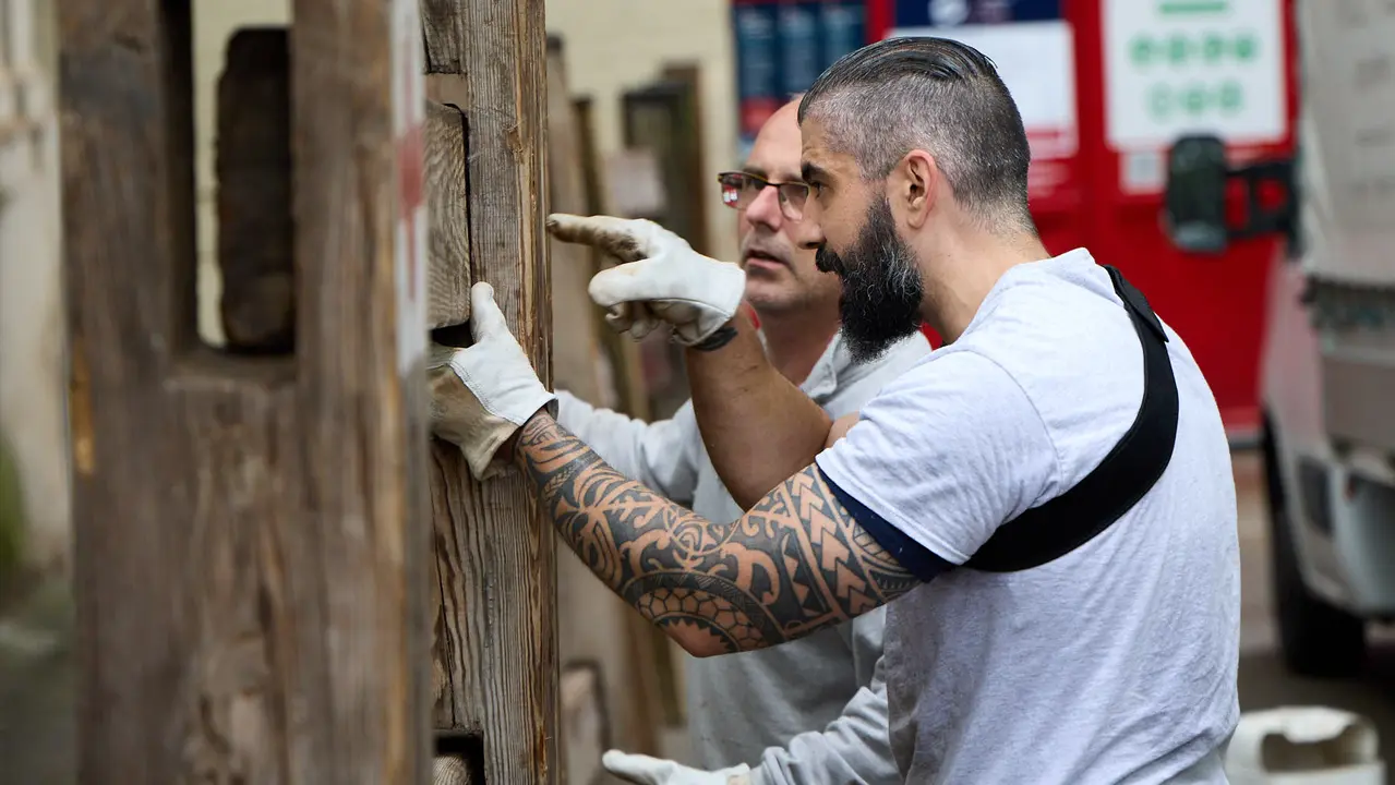 Operarios de la carpintería Hermanos Aldaz Remiro comienzan a instalar el vallado del encierro para los Sanfermines de 2025. IÑIGO ALZUGARAY