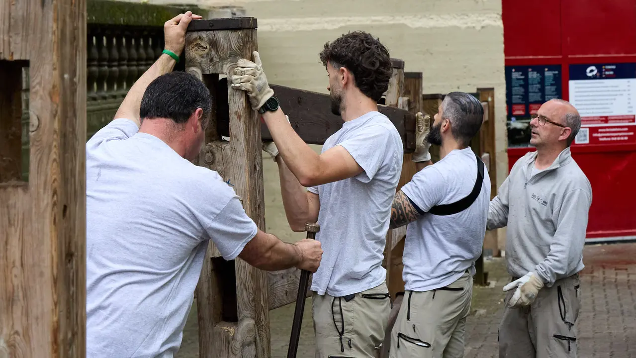 Operarios de la carpintería Hermanos Aldaz Remiro comienzan a instalar el vallado del encierro para los Sanfermines de 2025. IÑIGO ALZUGARAY